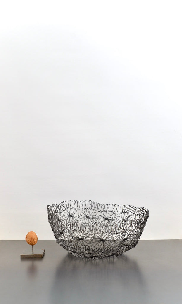 Wine basket with flower motif