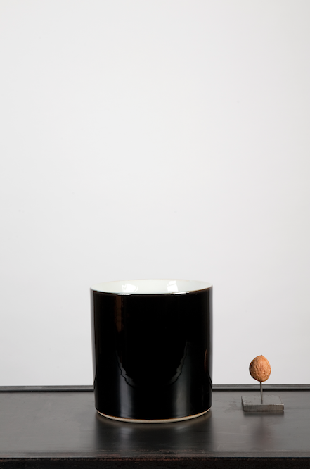 black and white ceramic pot